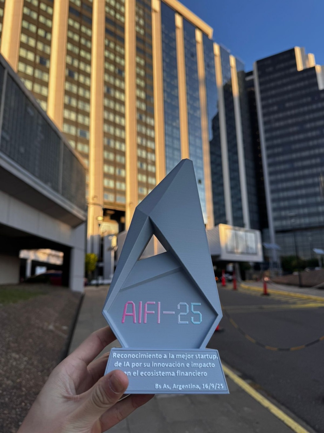 An AIFI-25 award trophy reading, in Spanish, recognition for the best AI startup for its innovation and impact on the financial ecosystem, Buenos Aires, Argentina, 16 September 2025.